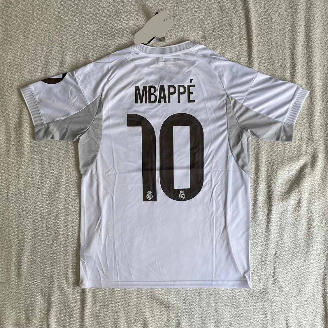 Real Madrid Local 25/26 versión fan